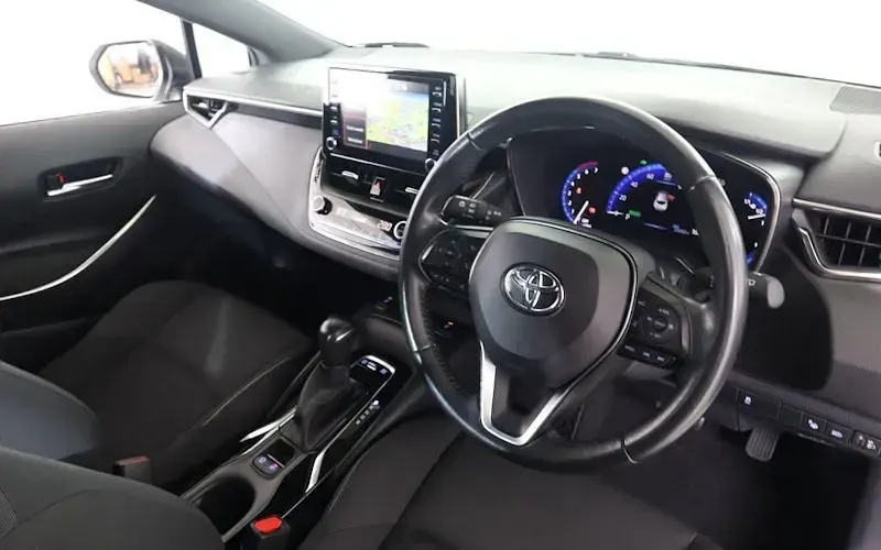Used Toyota Corolla 122 HP (89 kW) 2022 White Hatchback