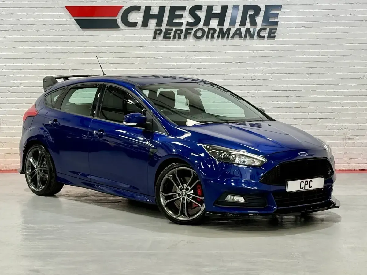 Used Ford Focus Style 300 HP (220 kW) 2017 Blue Hatchback