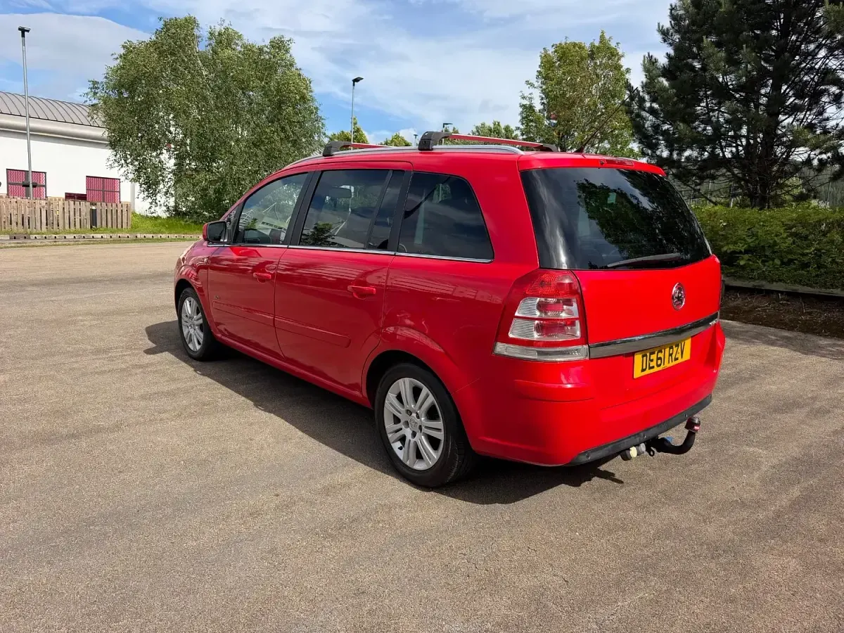 Used Vauxhall Zafira Elite 110 HP (80 kW) 2011 Red MPV