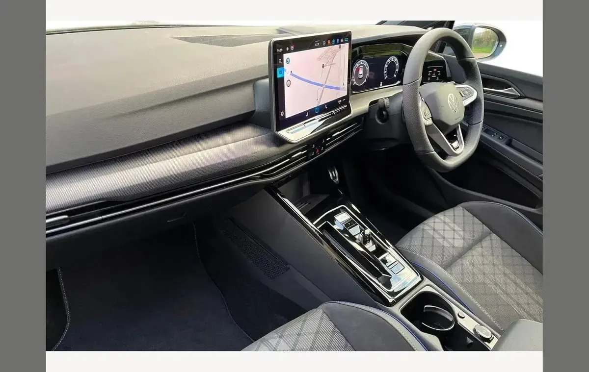 Usado VW Golf VIII Black Edition 150 HP (110 kW) 2025 Cinzento Citadino