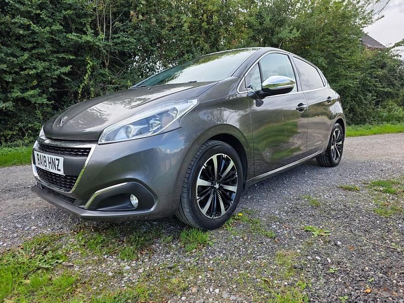 Used Peugeot 208 Allure Premium 82 HP (60 kW) 2018 Grey Hatchback