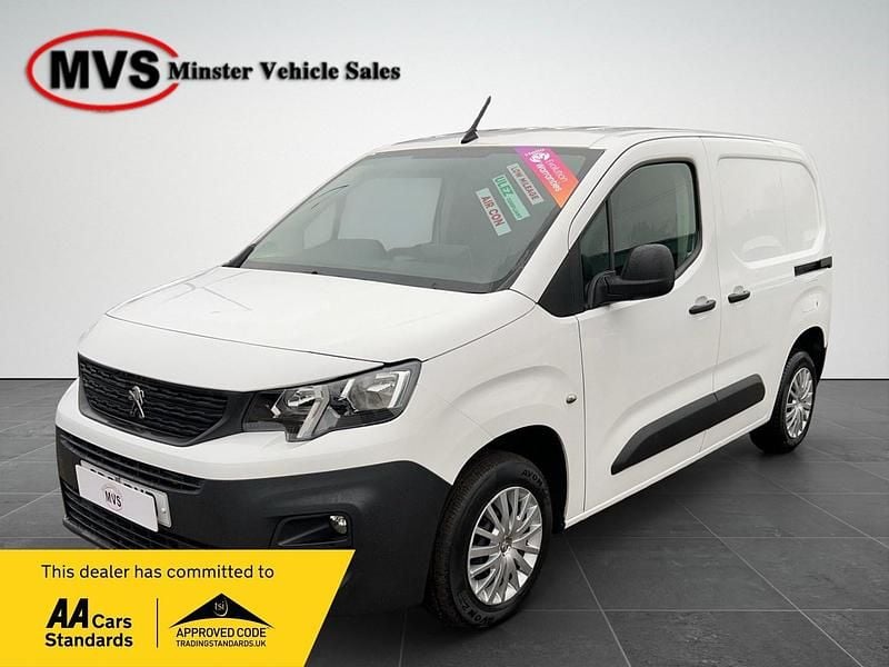 White Used 2021 Peugeot Partner MPV | £8,495 (Good price) - Image 1/4