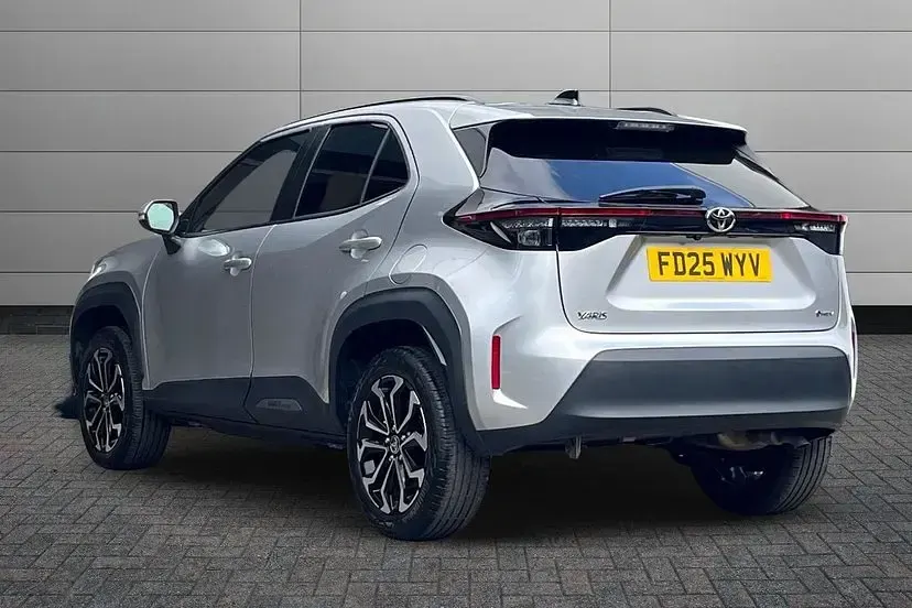 Used Toyota Yaris Cross Design 116 HP (85 kW) 2025 Silver metallic SUV