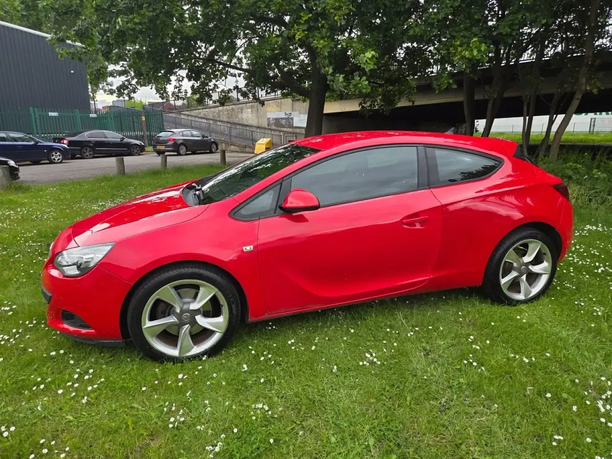 Usado Vauxhall Astra GTC Sport 2013 Vermelho Citadino