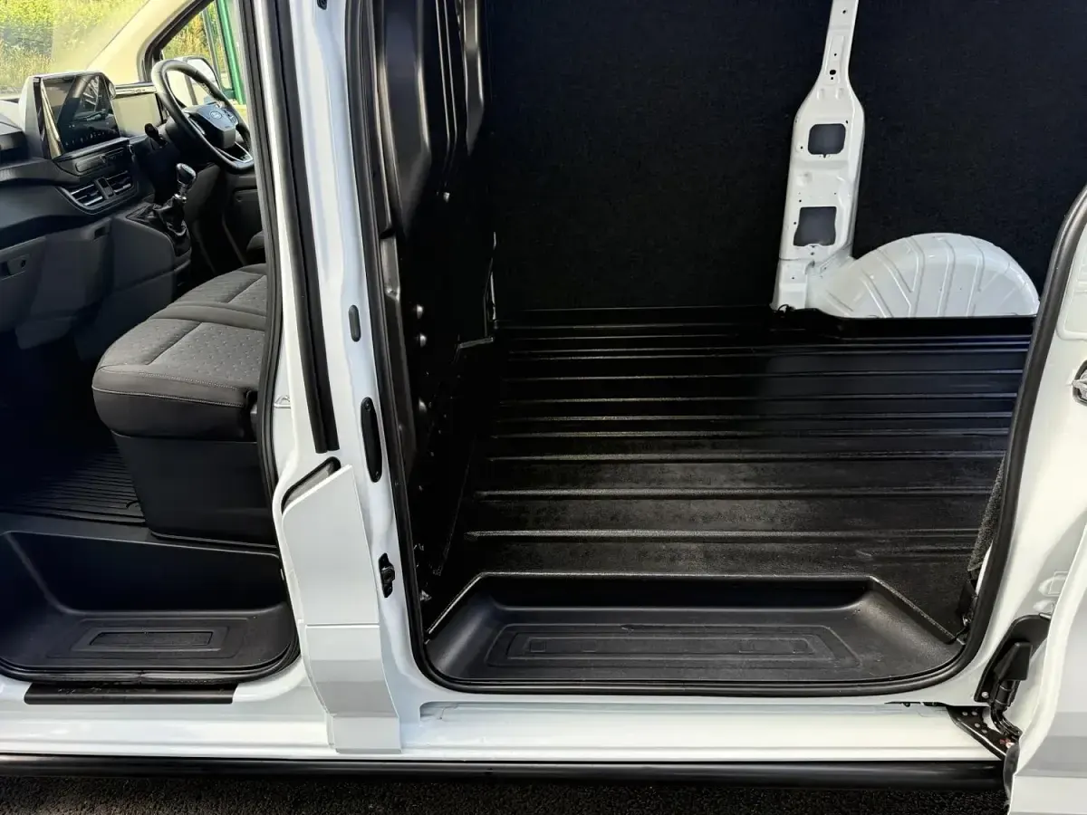 Used Ford Transit Custom Limited 136 HP (100 kW) 2024 White Van