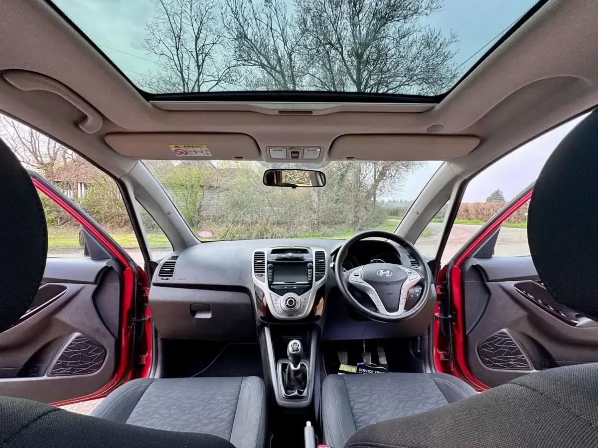 Used Hyundai ix20 Premium 90 HP (66 kW) 2017 Red Hatchback