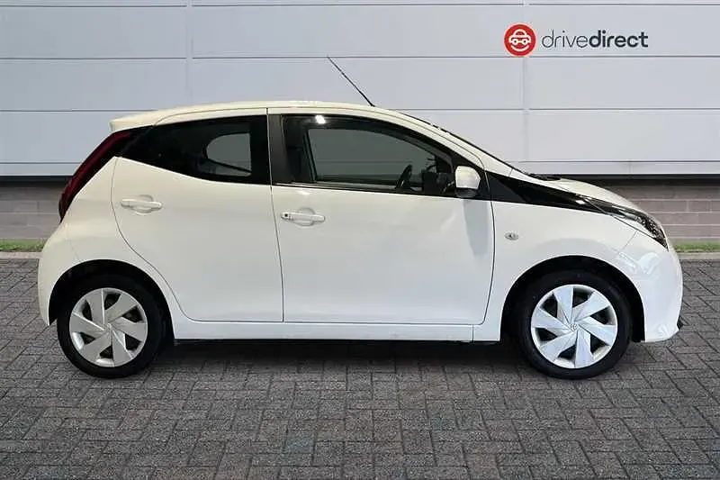 Used Toyota Aygo X-play 2018 White Hatchback
