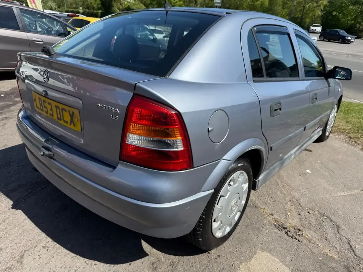 Second-hand Vauxhall Astra Club 105 CP (77 kW) 2004 Argintiu Hatchback