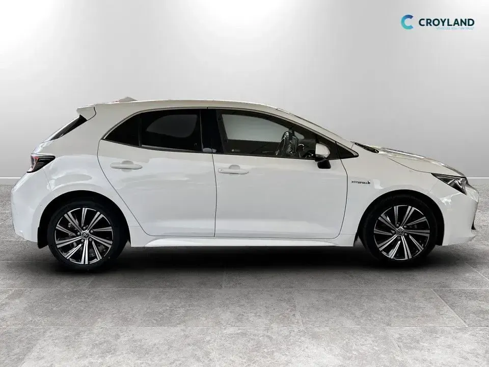 Used Toyota Corolla Design 122 HP (89 kW) 2021 White Hatchback
