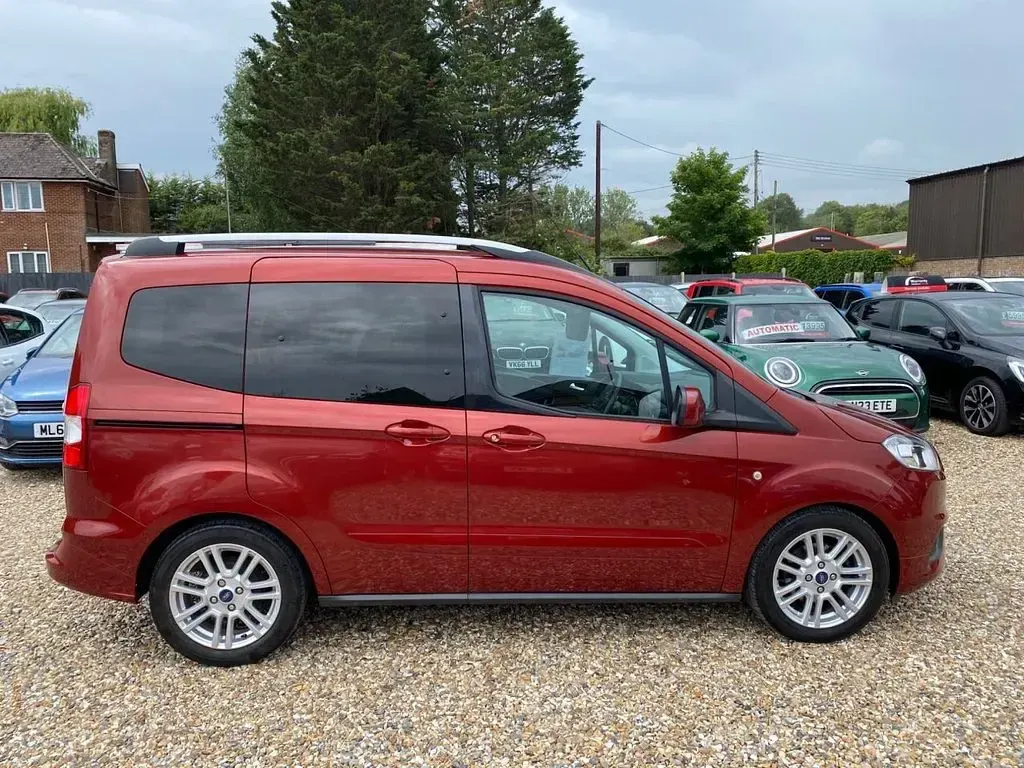 Used Ford Tourneo Courier Titanium 100 HP (73 kW) 2020 Red MPV