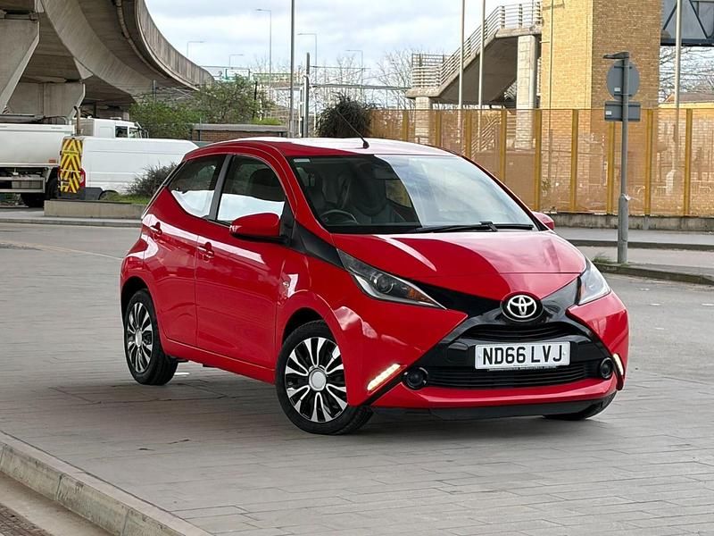 Used Toyota Aygo X-play 68 HP (50 kW) 2017 Red Hatchback