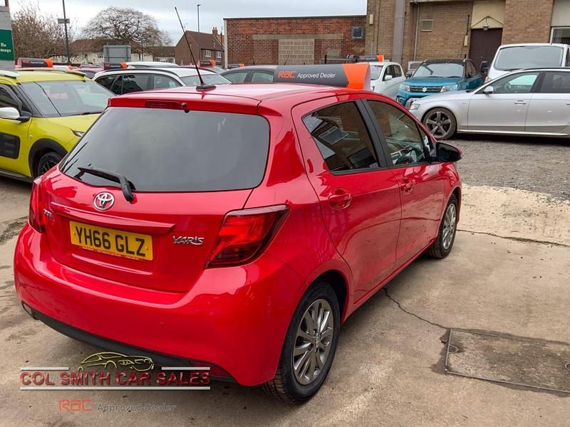 Used Toyota Yaris 99 HP (72 kW) 2016 Red Hatchback