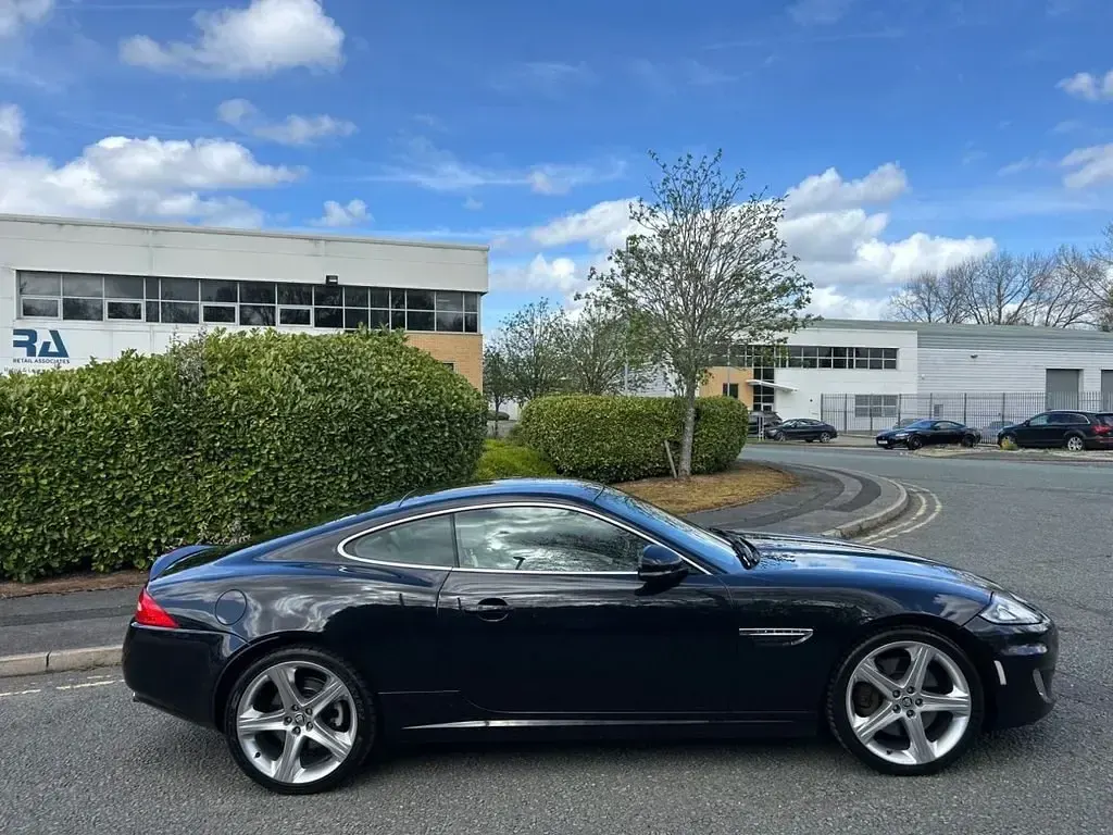 Usado Jaguar XK Portfolio 385 CV (283 kW) 2011 Negro Coupe