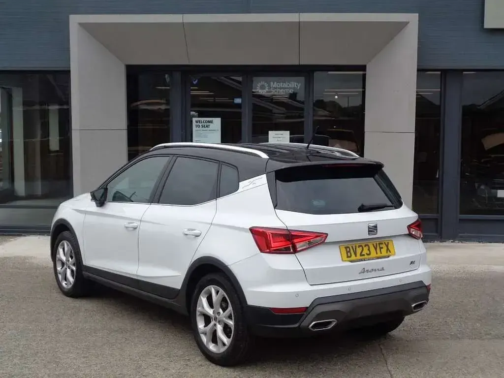 Used Seat Arona FR 108 HP (79 kW) 2023 White SUV