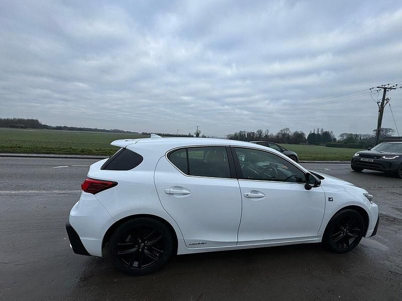 Used Lexus CT200h Sport Line 136 HP (100 kW) 2017 White Hatchback