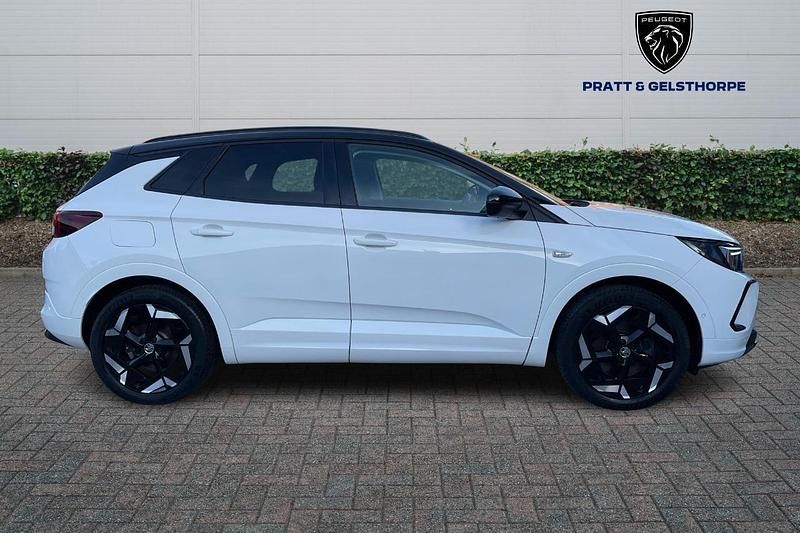 Used Vauxhall Grandland X GSe 296 HP (217 kW) 2023 White SUV