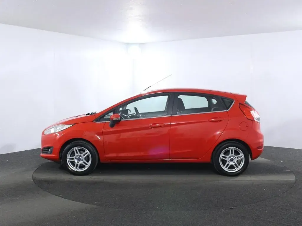 Used Ford Fiesta Zetec 82 HP (60 kW) 2013 Red Hatchback