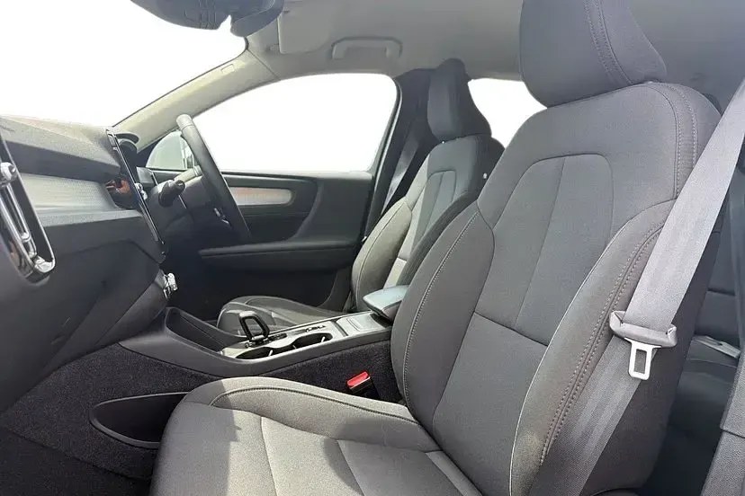 Used Volvo XC40 Momentum 161 HP (118 kW) 2022 Glacier silver SUV