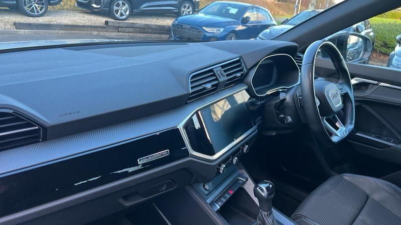 Begagnad Audi Q3 Black Edition 190 HK (139 kW) 2021 Vit SUV