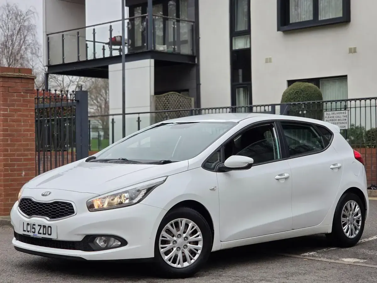 Used Kia Ceed 126 HP (92 kW) 2015 White Hatchback