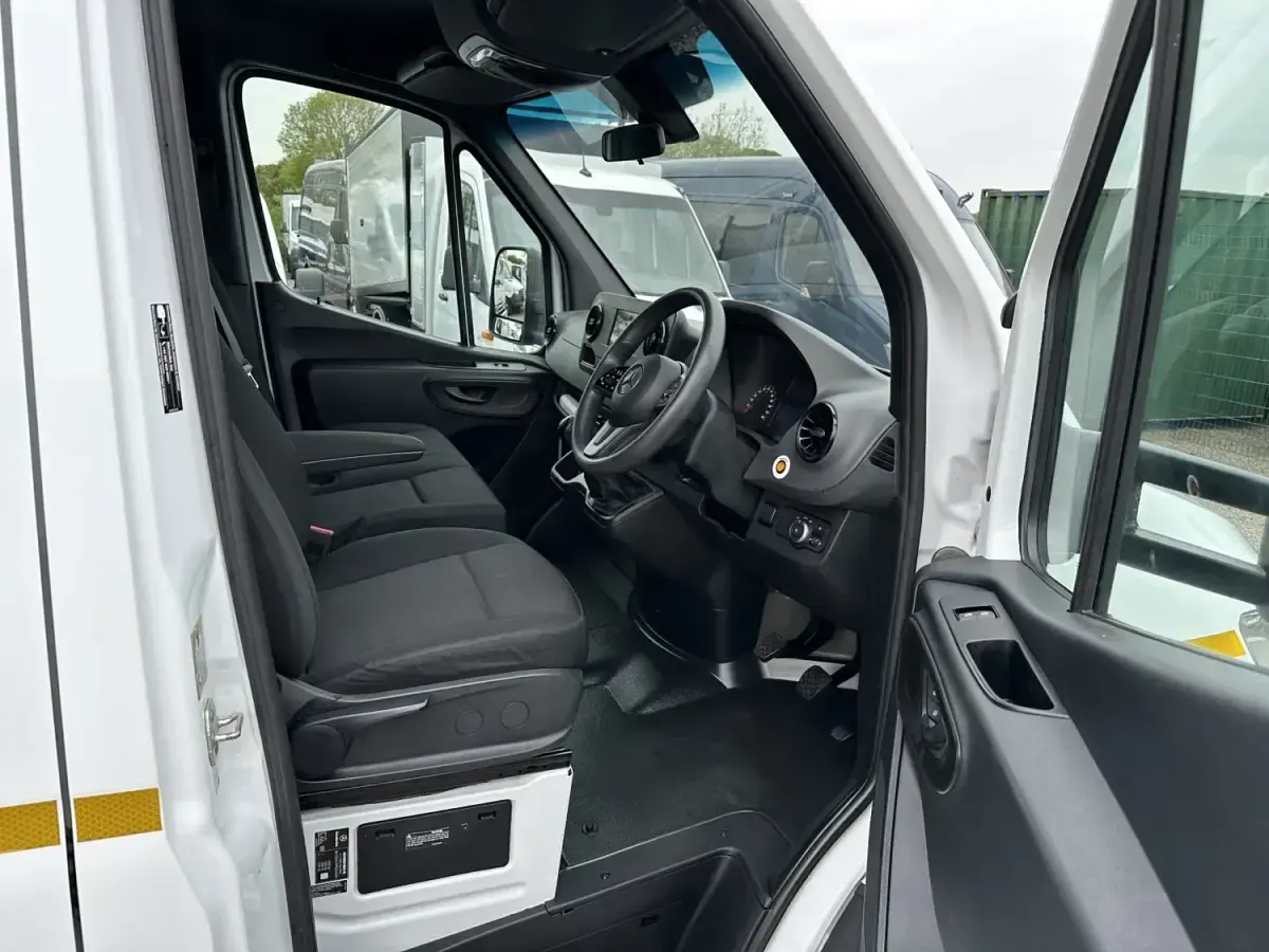 Używany Mercedes Sprinter 150 KM (110 kW) 2023 Biały Van