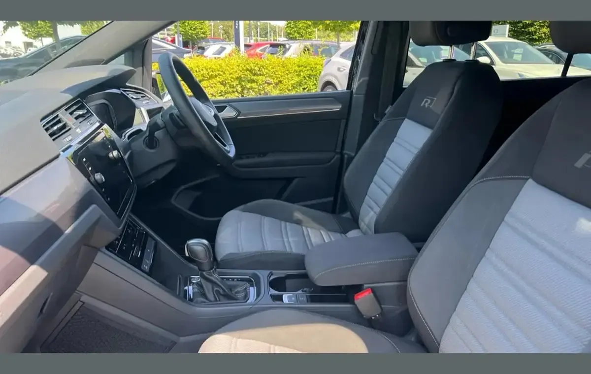 Used VW Touran R-line 150 HP (110 kW) 2025 Black MPV