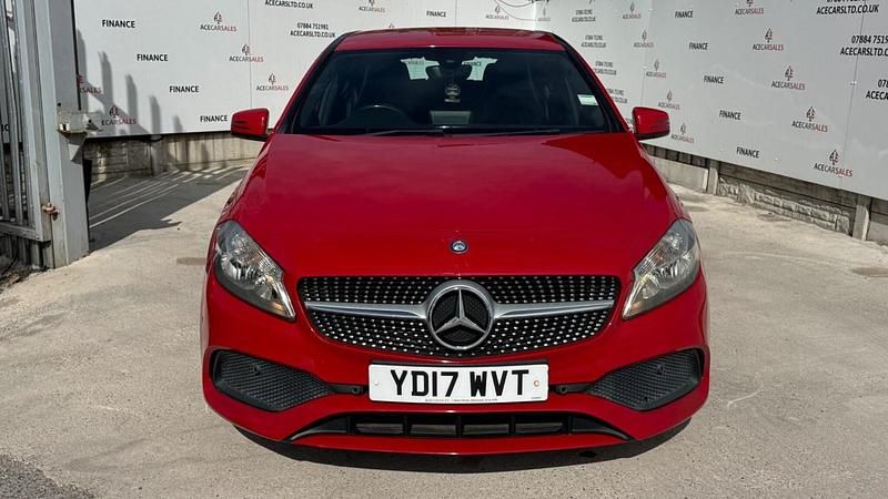Begagnad Mercedes A160 Executive 102 HK (75 kW) 2017 Röd Halvkombi