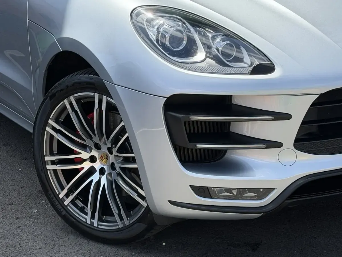 Used Porsche Macan Turbo 400 HP (294 kW) 2016 Silver SUV