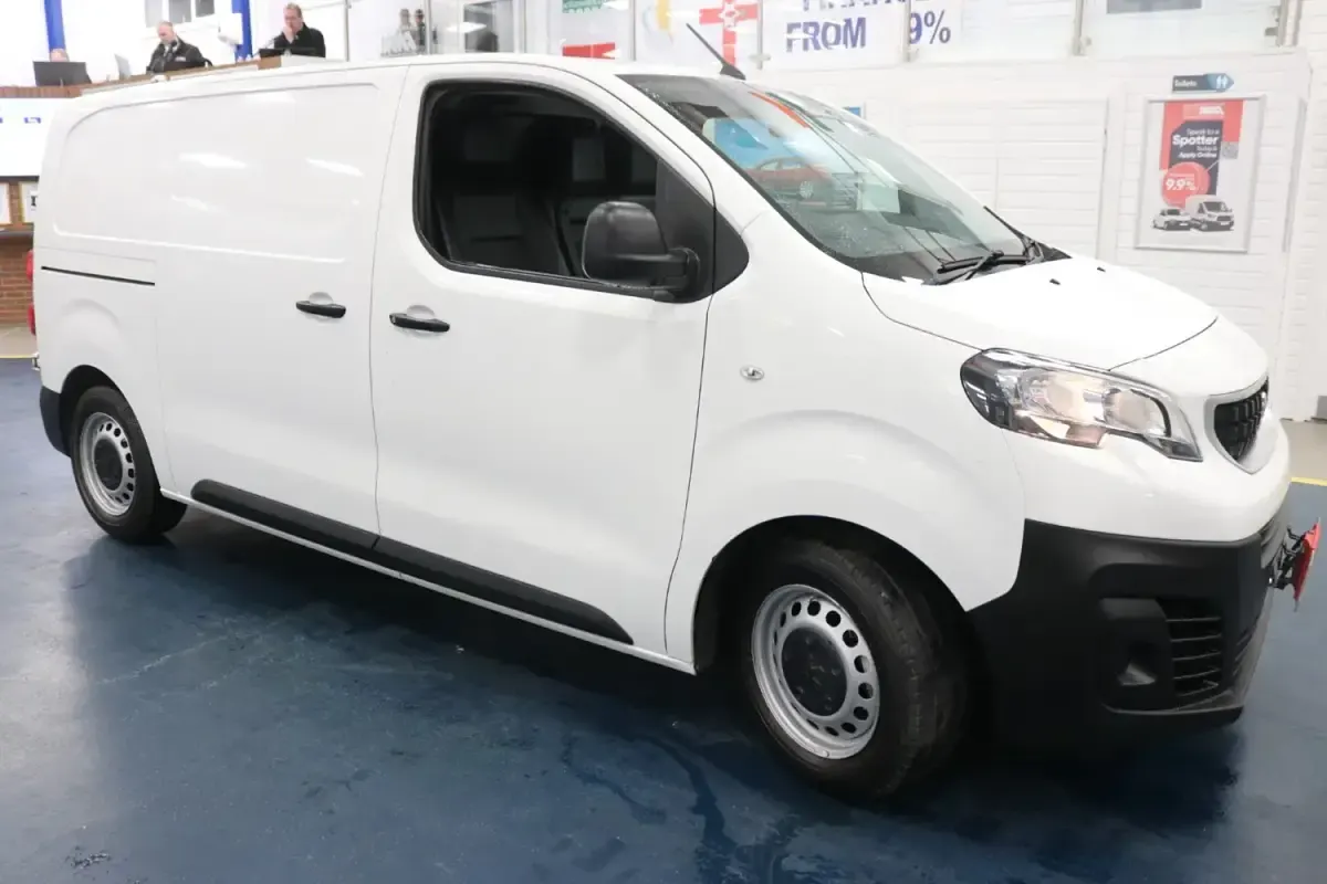 Gebraucht Peugeot Expert 95 PS (69 kW) 2018 Weiß Van