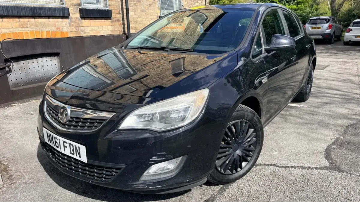Second-hand Vauxhall Astra 2012 Negru Hatchback