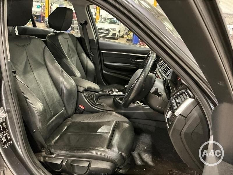 Begagnad BMW 318 Sport Line 2018 Grå Sedan