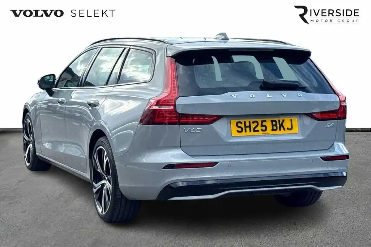 Begagnad Volvo V60 Plus 2025 Grå Kombi
