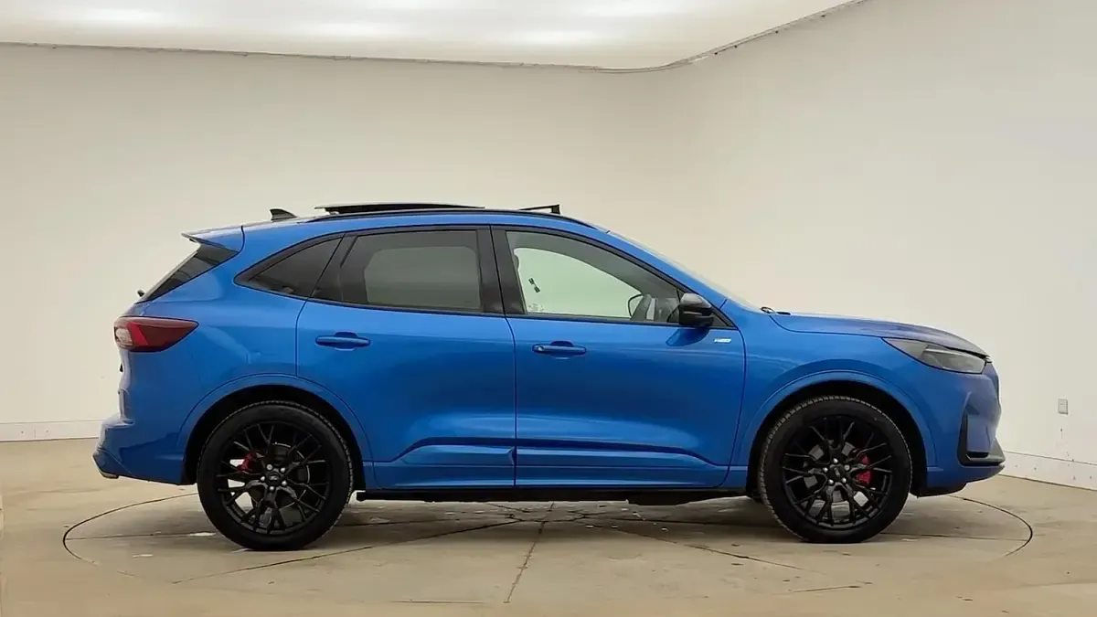 Usado Ford Kuga ST-Line X 243 HP (178 kW) 2025 Azul SUV