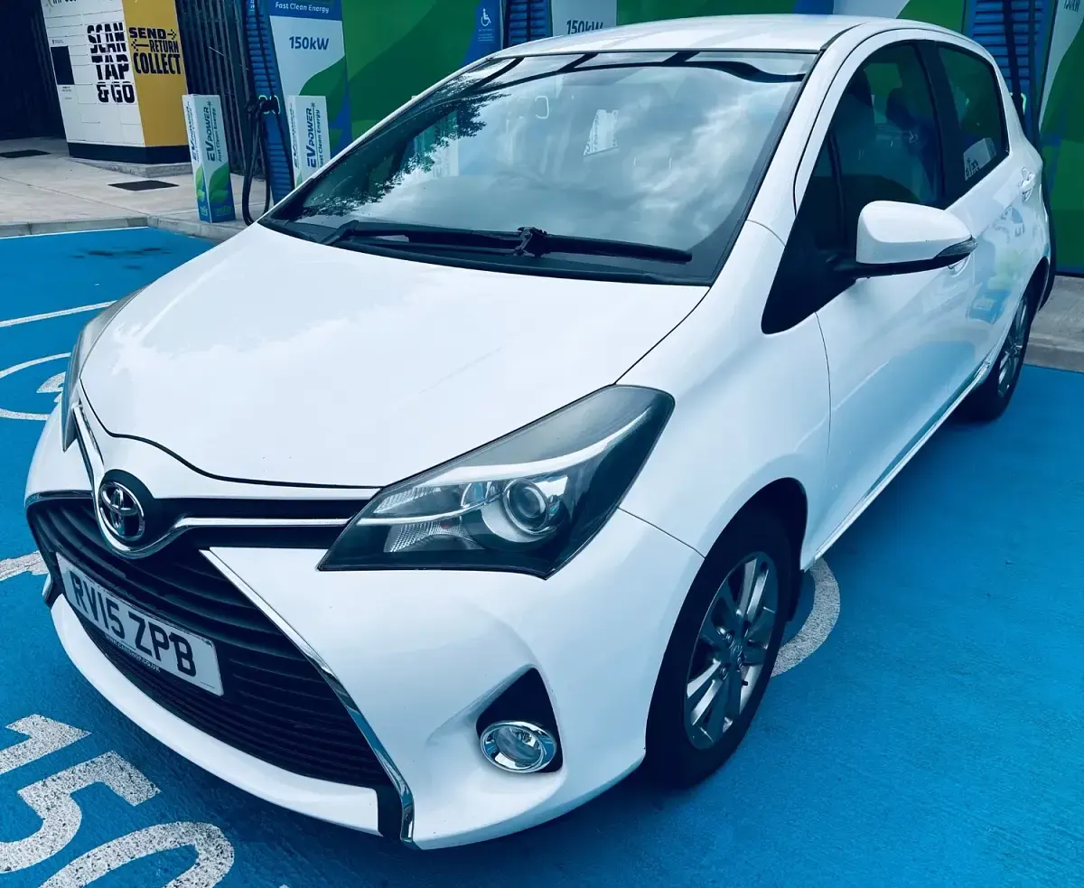Used Toyota Yaris 99 HP (72 kW) 2015 White Hatchback