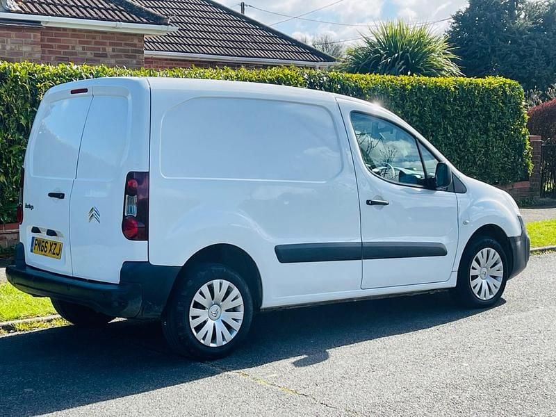Used Citroën Berlingo 90 HP (66 kW) 2016 White MPV