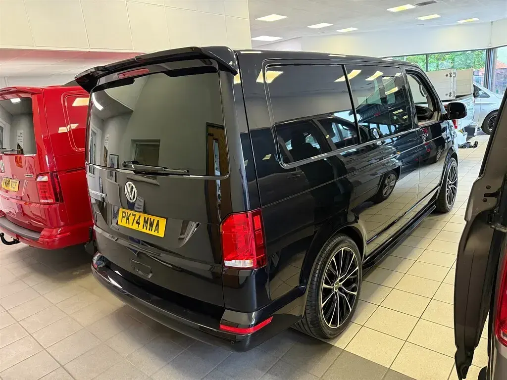 Begagnad VW Transporter Highline 2024 Svart Van