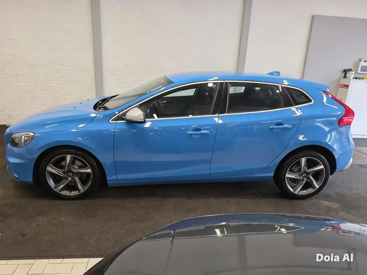 Used Volvo V40 R-Design 122 HP (89 kW) 2016 Blue Hatchback