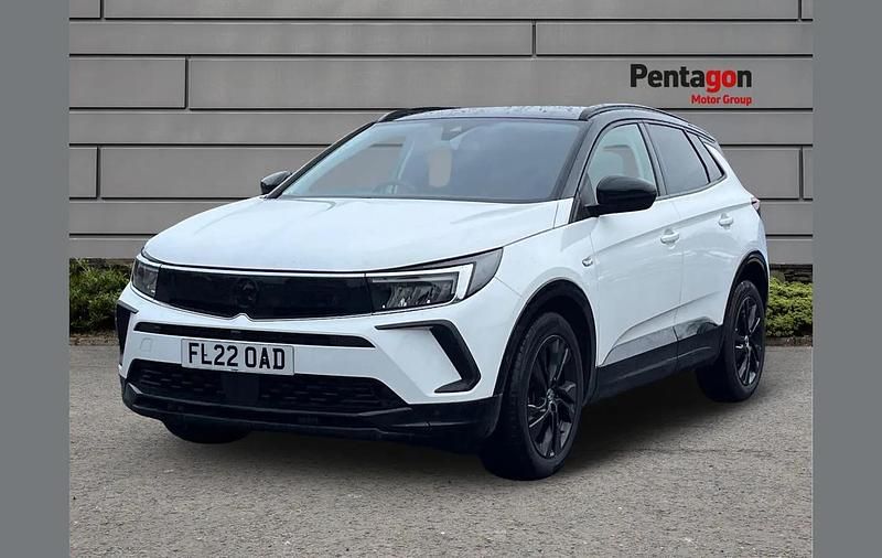 Used Vauxhall Grandland X SRi 128 HP (94 kW) 2022 White SUV