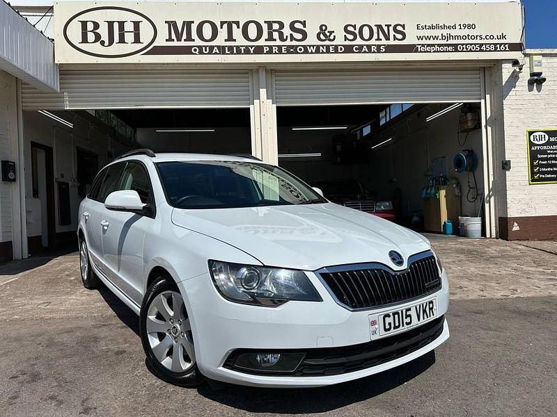 White Used 2015 Skoda Superb GreenLine Estate | £5,488 (Fair price) - Image 1/4