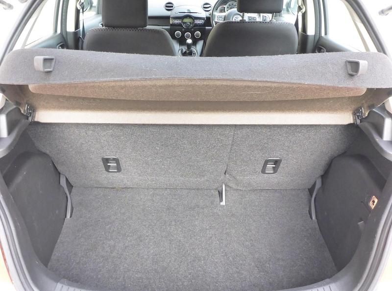 Used Mazda 2 100 HP (73 kW) 2012 White Hatchback