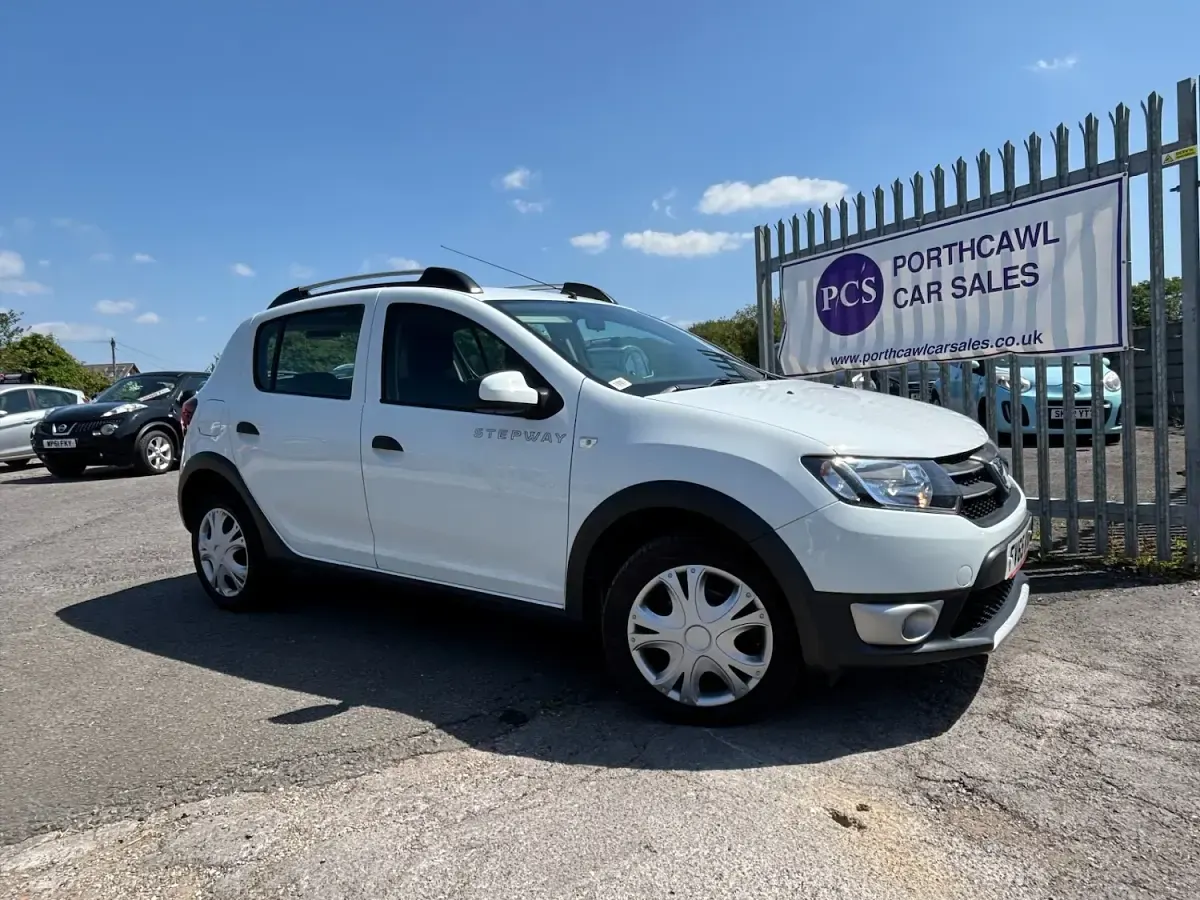 Used Dacia Sandero Lauréate 90 HP (66 kW) 2015 White Hatchback