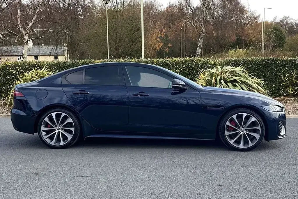 Käytetty Jaguar XE R-Dynamic 204 HP (150 kW) 2023 Sininen Sedan