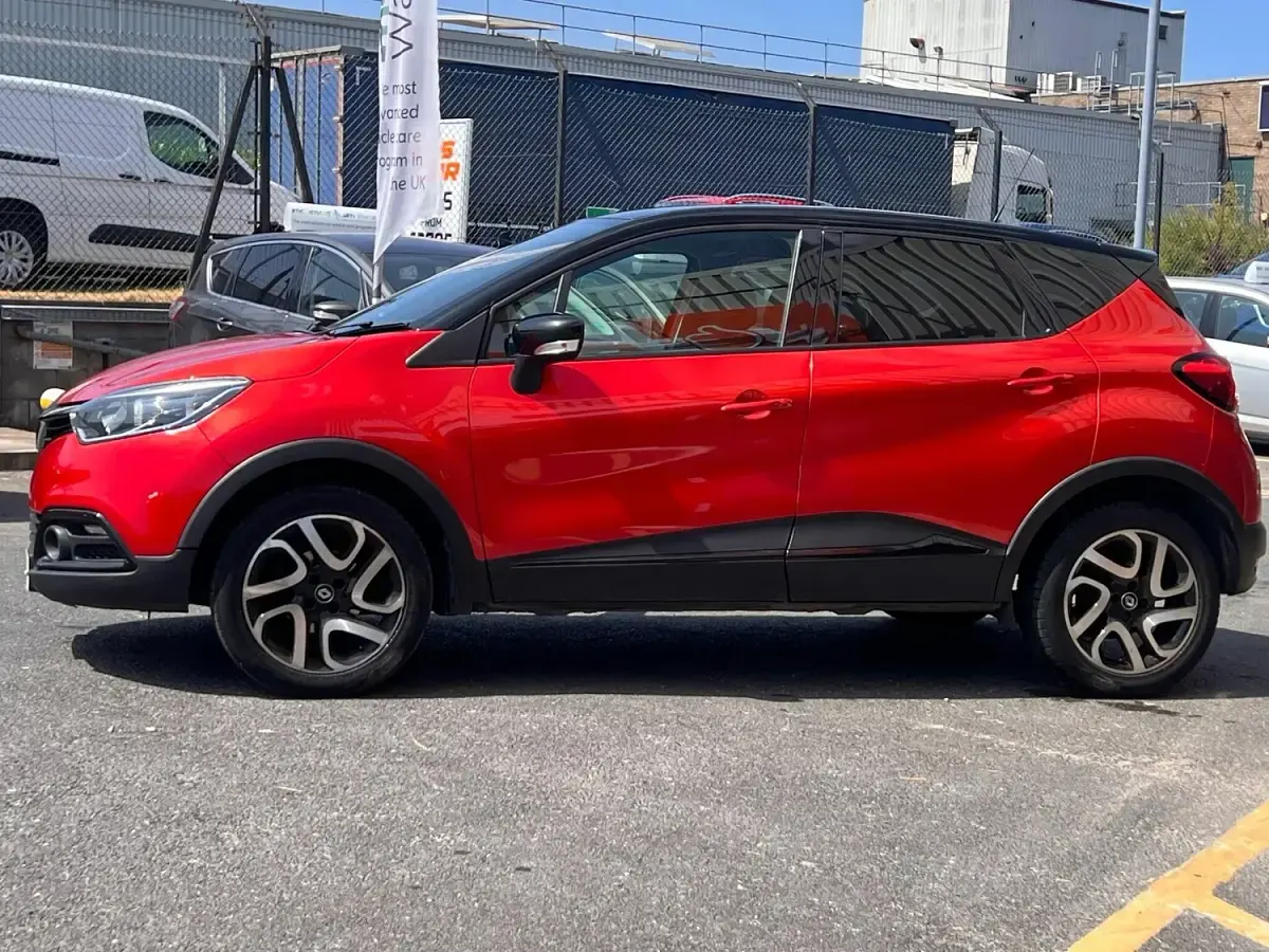 Used Renault Captur Dynamique 90 HP (66 kW) 2017 Red/black SUV