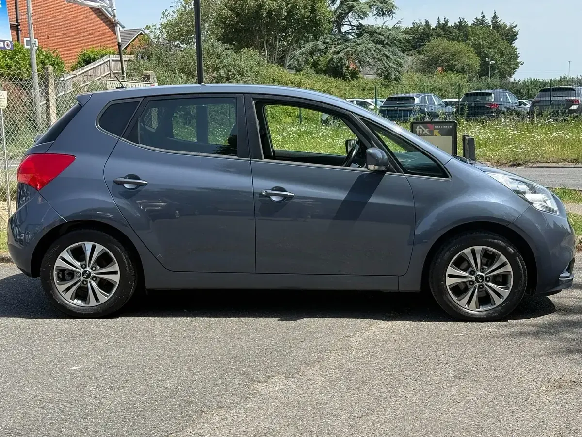 Used Kia Venga 125 HP (91 kW) 2016 Blue Hatchback