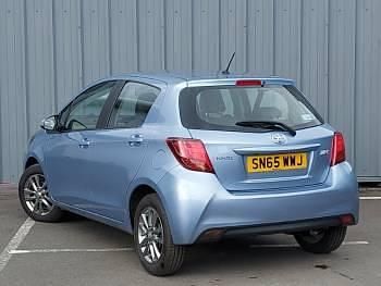 Used Toyota Yaris 99 HP (72 kW) 2015 Blue Hatchback