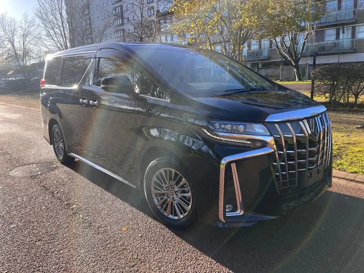 Used Toyota Alphard Executive 190 HP (139 kW) 2025 Black MPV