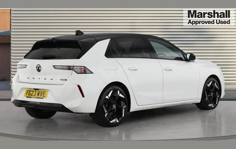 Used Vauxhall Astra GSe 221 HP (162 kW) 2023 White Hatchback