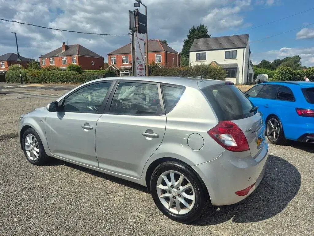 Used Kia Ceed 89 HP (65 kW) 2011 Silver Hatchback