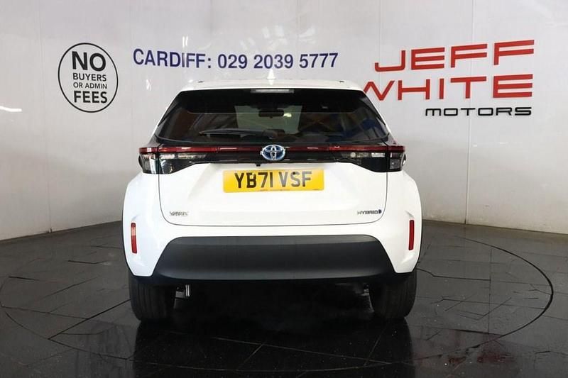 Used Toyota Yaris Hybrid Play 2022 White Hatchback