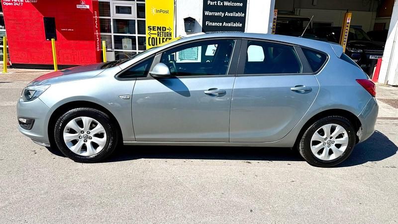 Used Vauxhall Astra Design Edition 115 HP (84 kW) 2014 Silver Hatchback